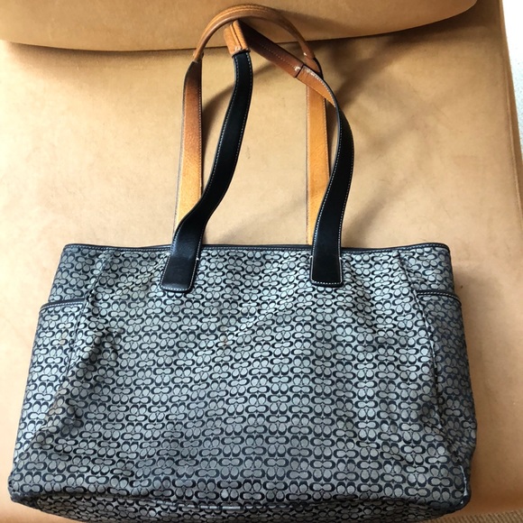 Coach signature C zipper tote in signature canvas - Picture 2 of 11